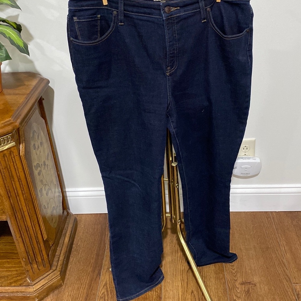 Chicos sz 2.5 Girlfriend Straight Leg jeans.